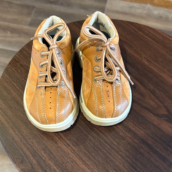 Thom McAn Kids Sneakers in Tan and Cream - Picture 2 of 6